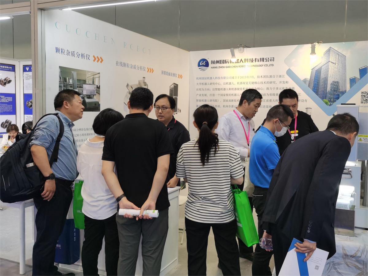 YH533388银河展位上，到访客户围观、了解产品